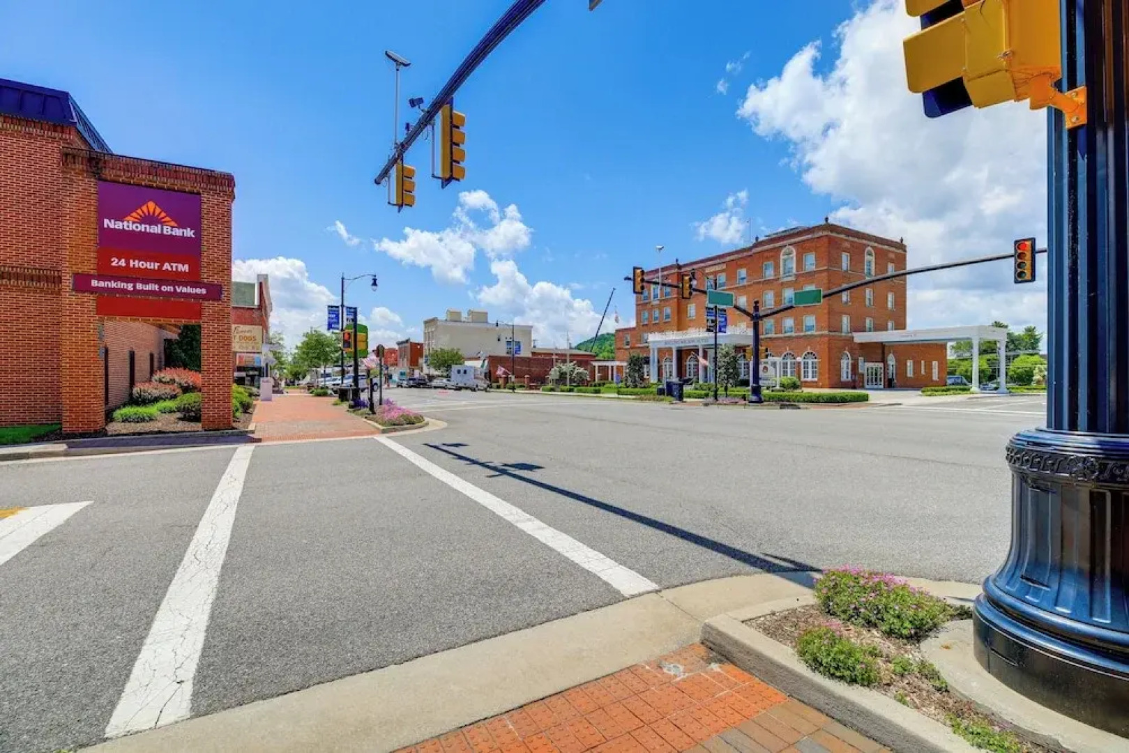 Walkable Wytheville Loft on Main Street!