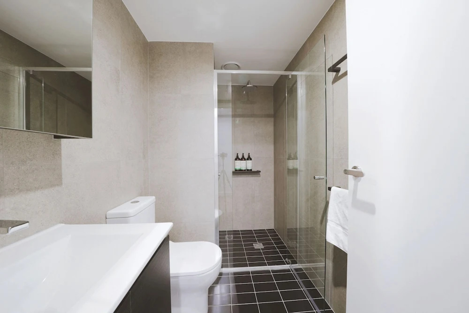 Modern apt in heart of the city