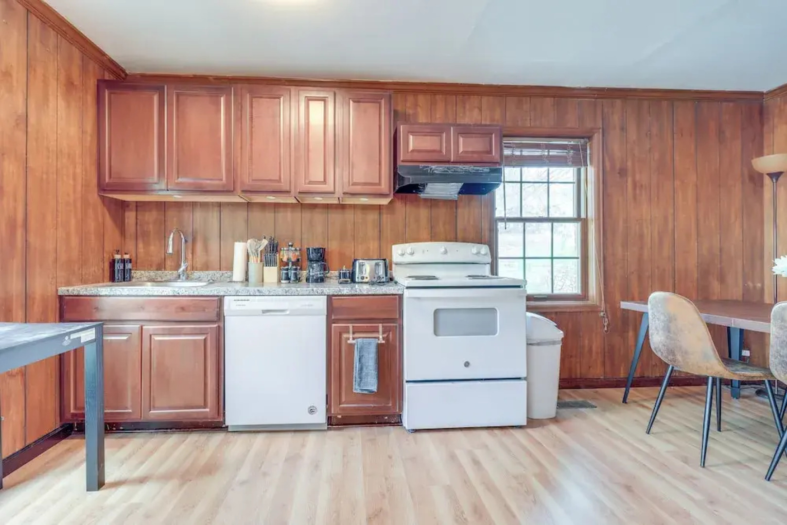 7 Mi to Downtown Toledo: Cozy Apartment