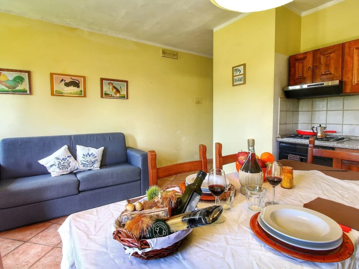 Rustic Apartment in Caprese Michelangelo near Lake