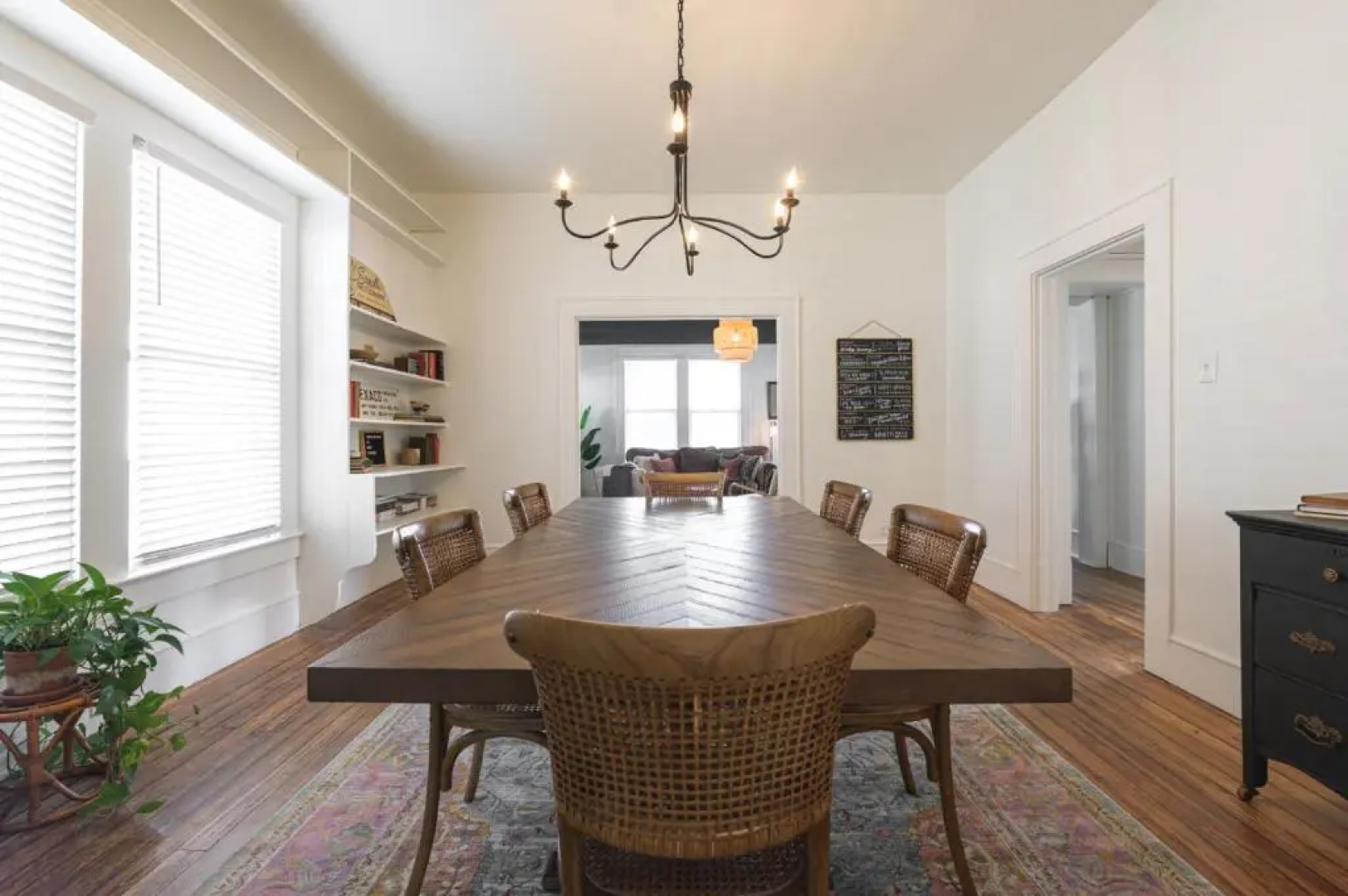 Restored 1930s Uptown Bungalow 2 min to Magnolia Silos