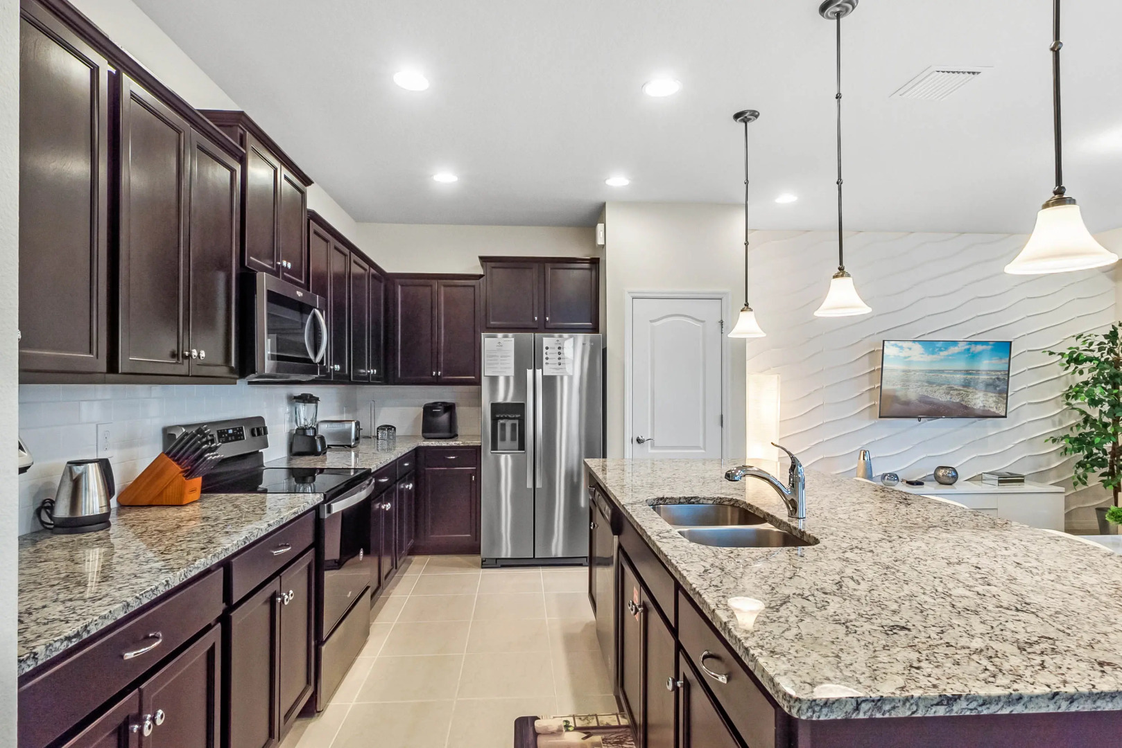 5 Bedrooms / 4.5 Bathrooms / Windsor at Westside (8917 SA), Kissimmee, US