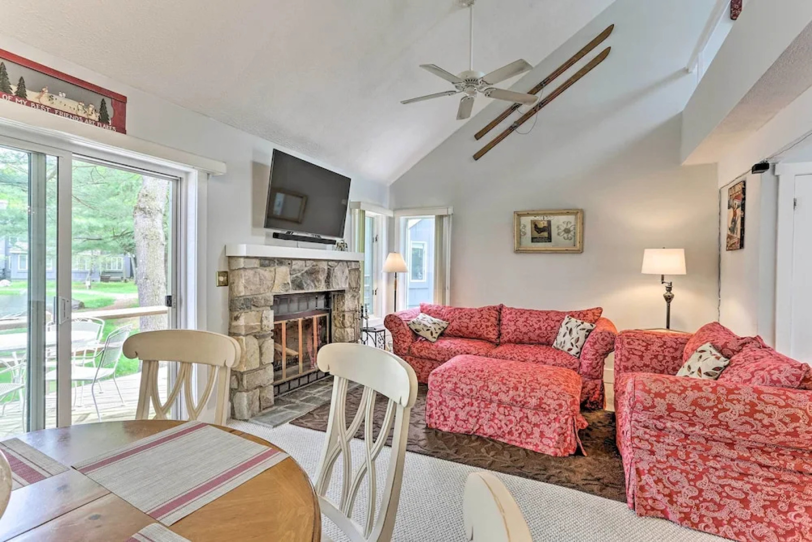 Deck & On-site Fishing Pond: Lake Harmony Home!