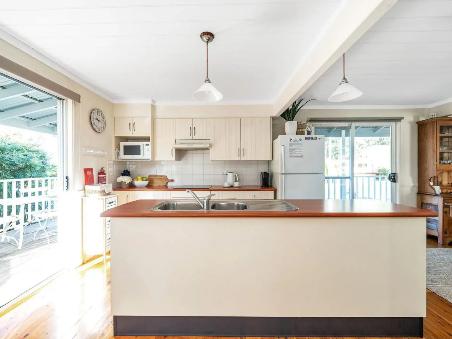 Mermaid Cottage at Hyams Beach 4pm Check Out Sundays