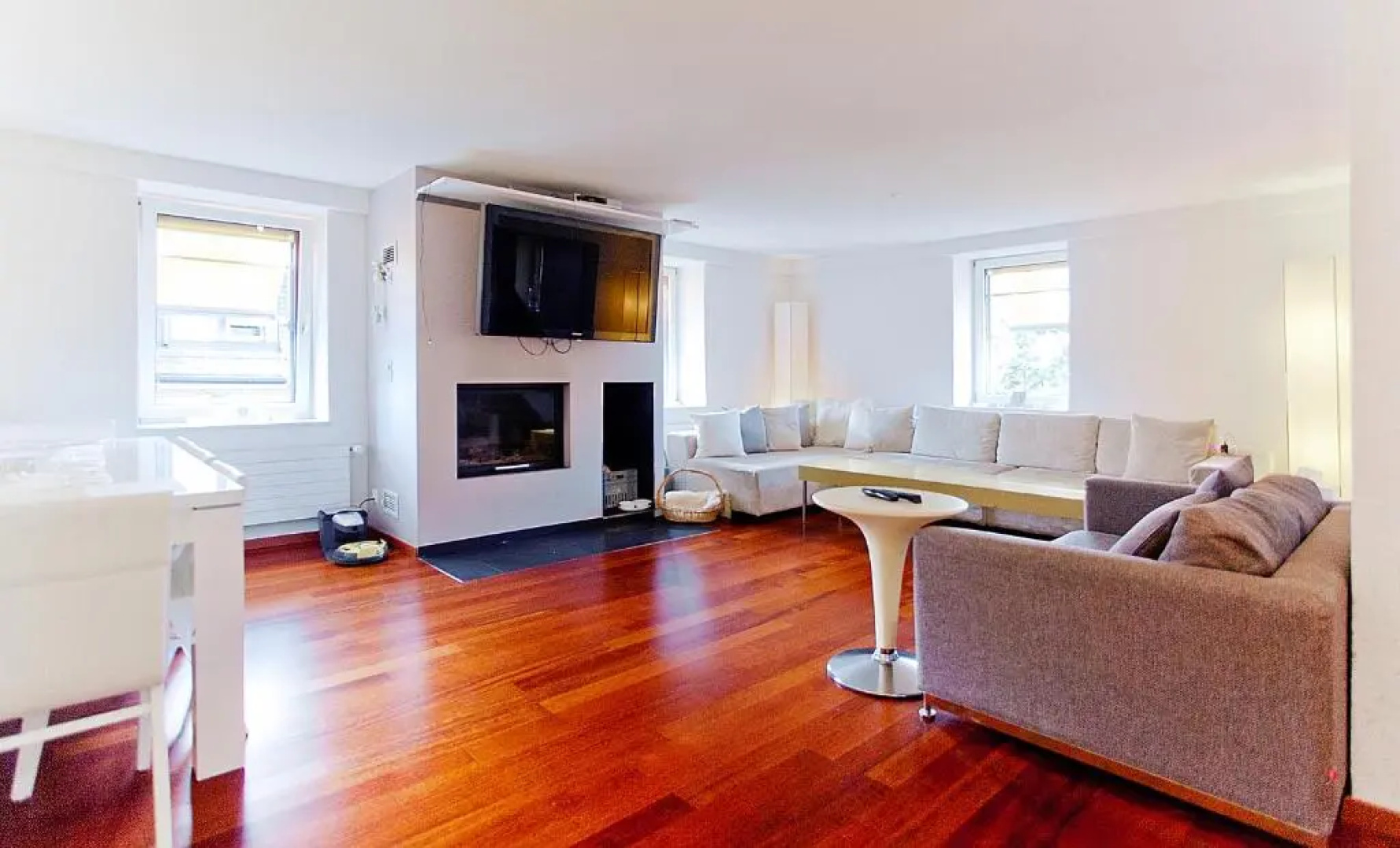 Presidental Suite Apartment by Livingdowntown