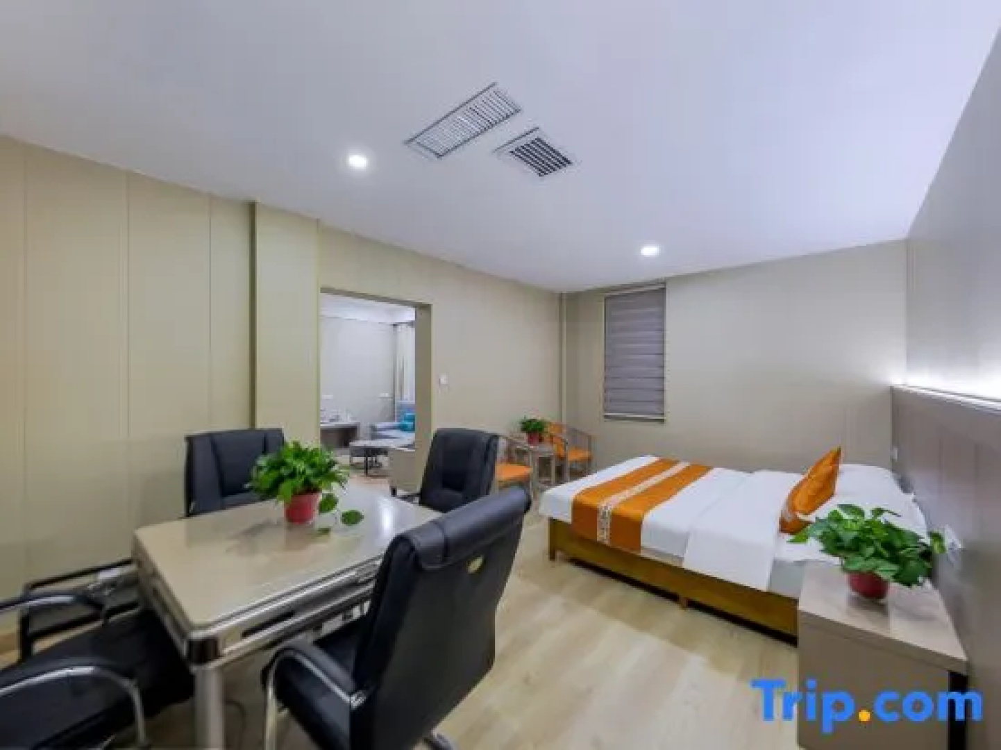 Vientiane Taoyuan Holiday Hotel (Colorful Danxia Scenic Area Branch)