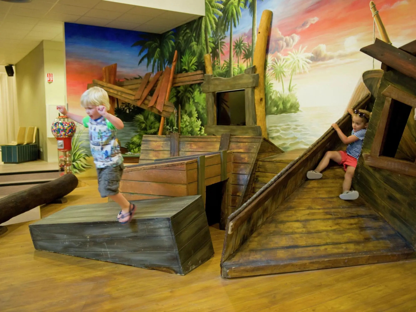 Restyled villa with infrared sauna, in a holiday park, 400 m from the sea