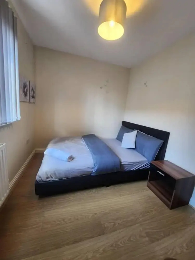 Beautiful 4 Bedroom Home With Parking by Lakeside