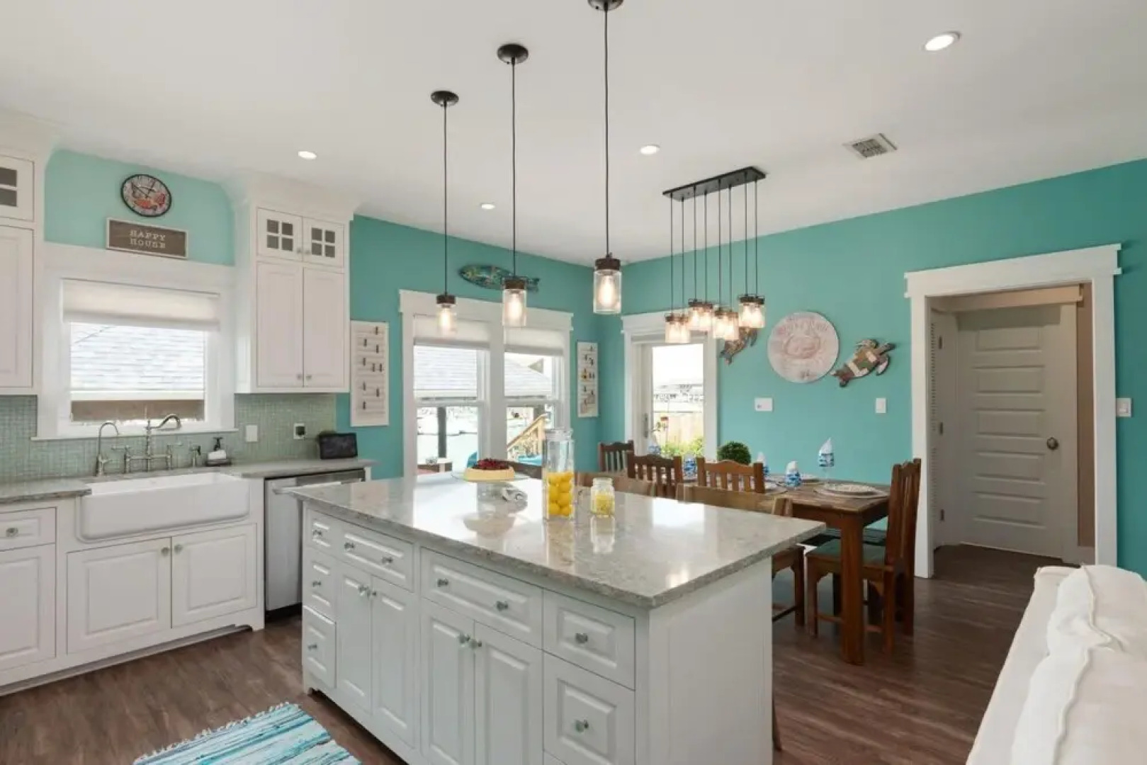 Upscale Charming Island Cottage