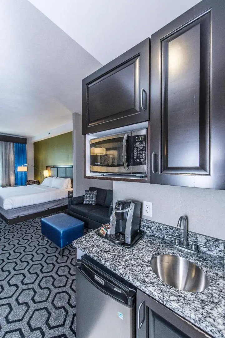 Holiday Inn Express & Suites Charleston Arpt-Conv Ctr Area