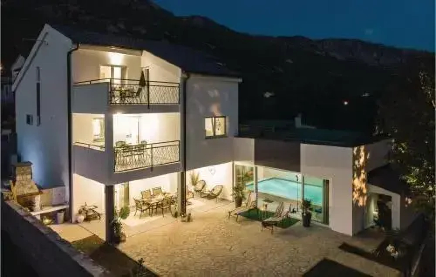 Four bedroom Holiday Home In Tribalj