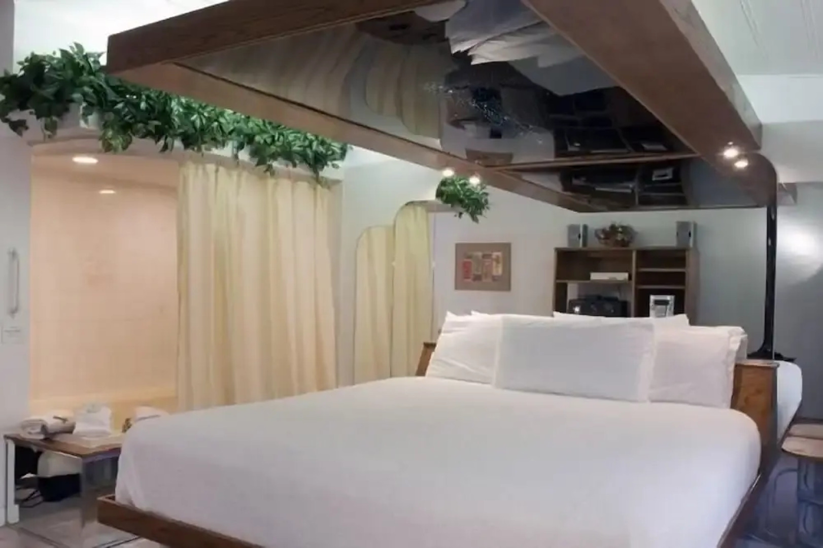 Sybaris Pool Suites Mequon