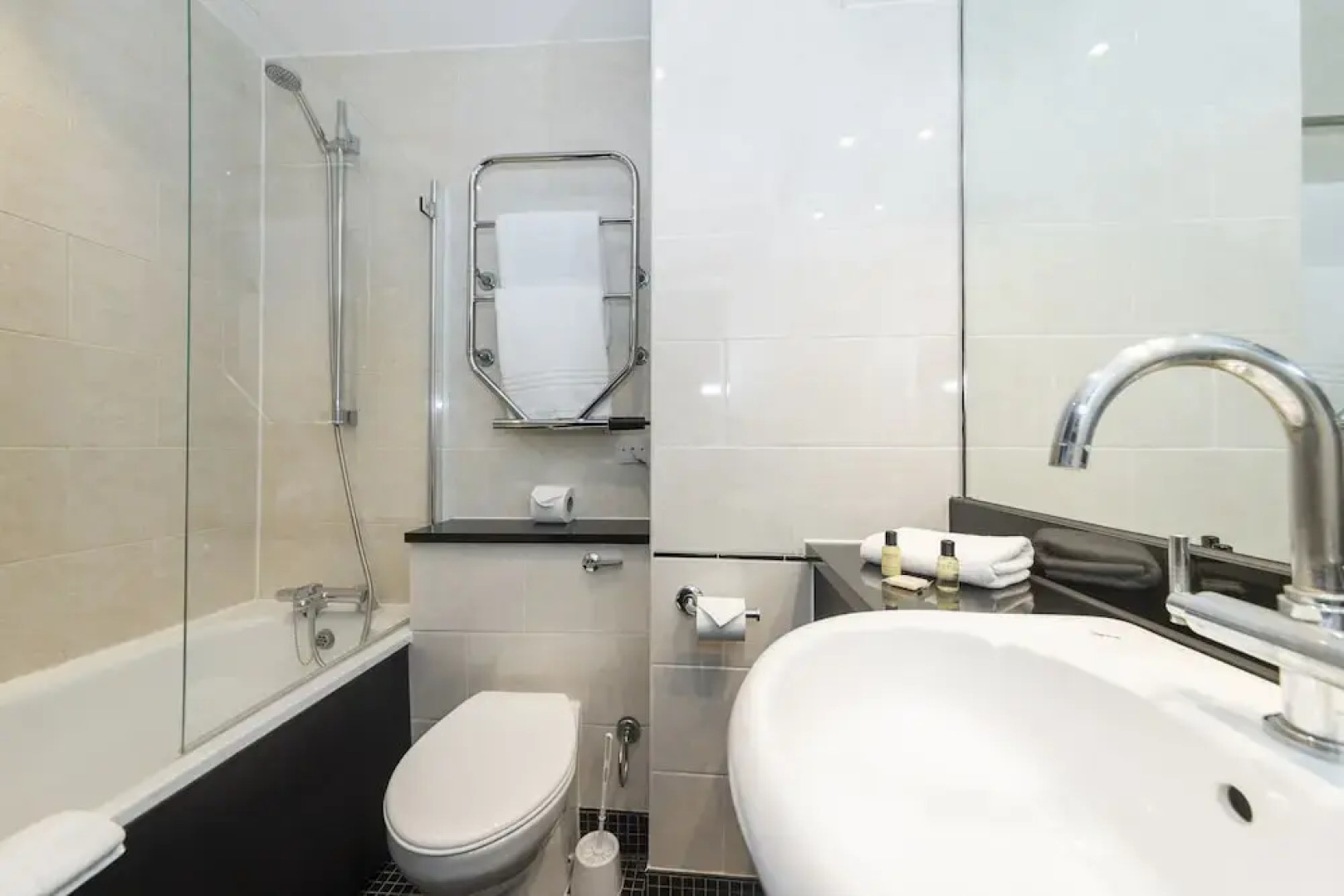 Charming 20-bed Self Contained Dwelling in Hook