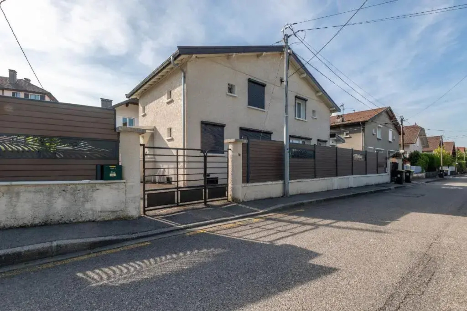 Ideally Located Furnished Townhouse With 3 Bedrooms Parking & Garden