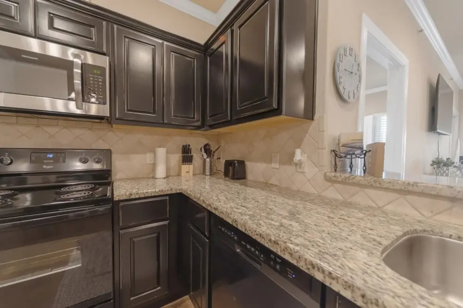 New! Stunning Apartment Just 1 Mile From Kyle!