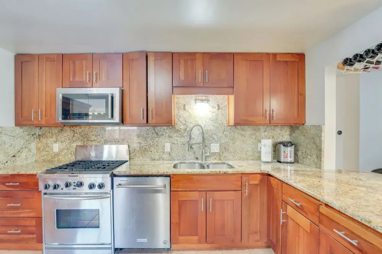 Renton Home: Gazebo w/ TV & Bbq, 15 Mi to Seattle