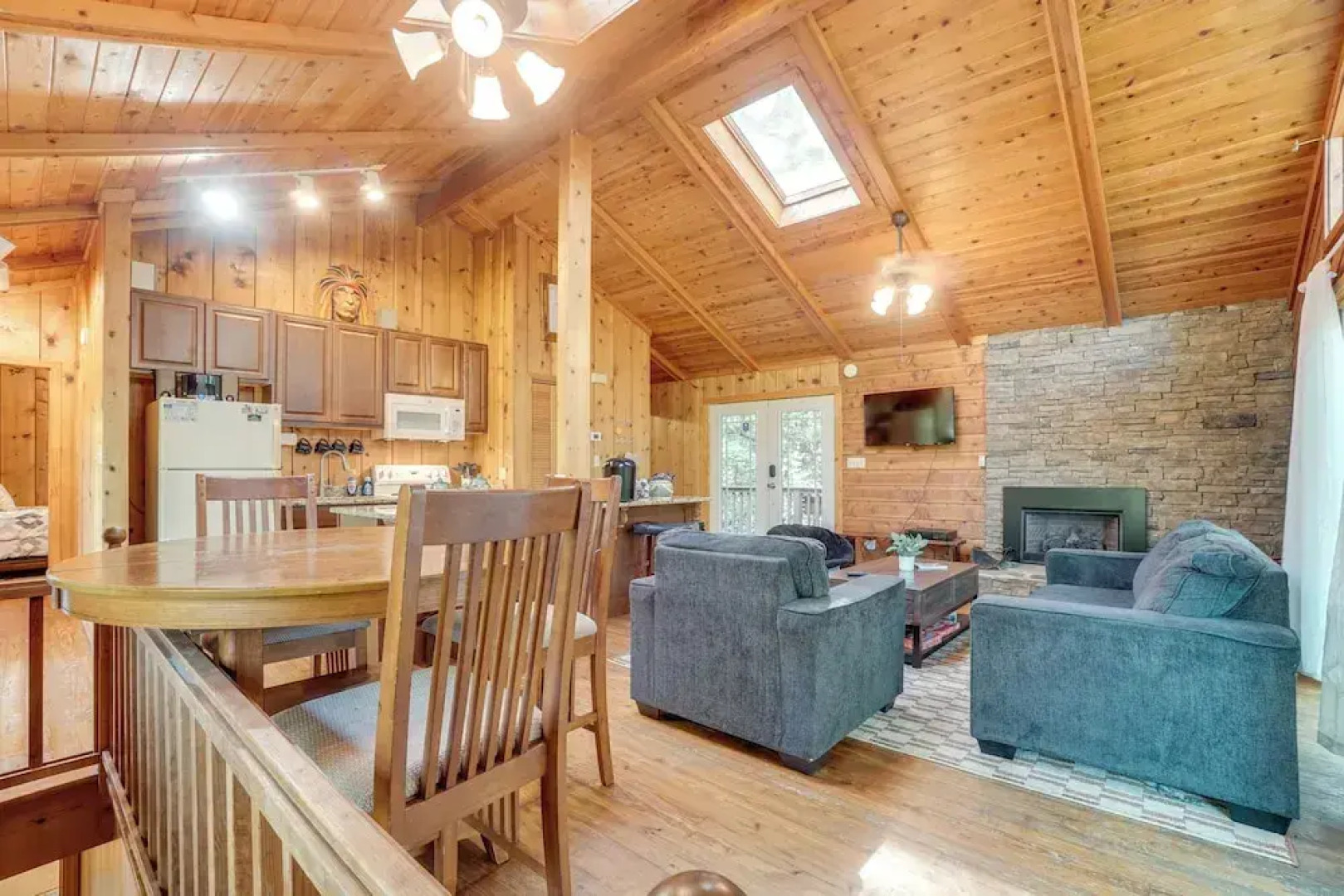 Private Hot Tub & Game Room: Cleveland Getaway