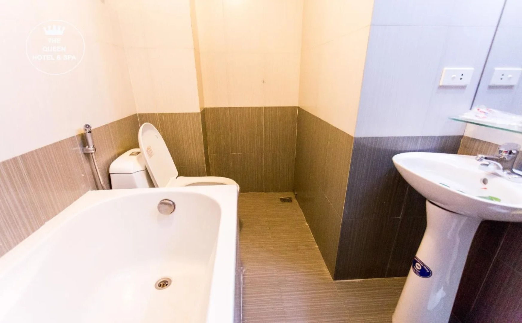 The Queen Hotel & Spa 2