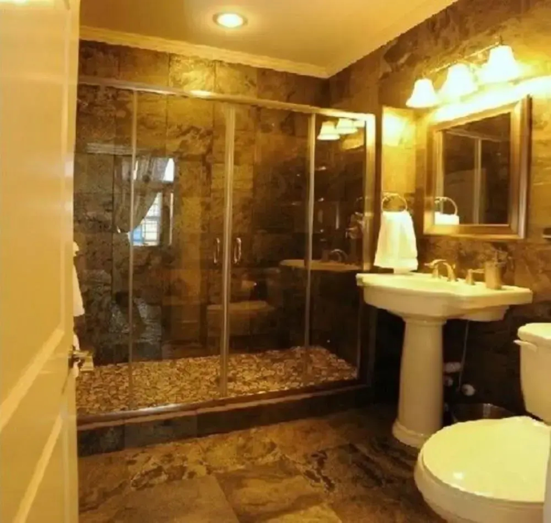Hamilton House Inn