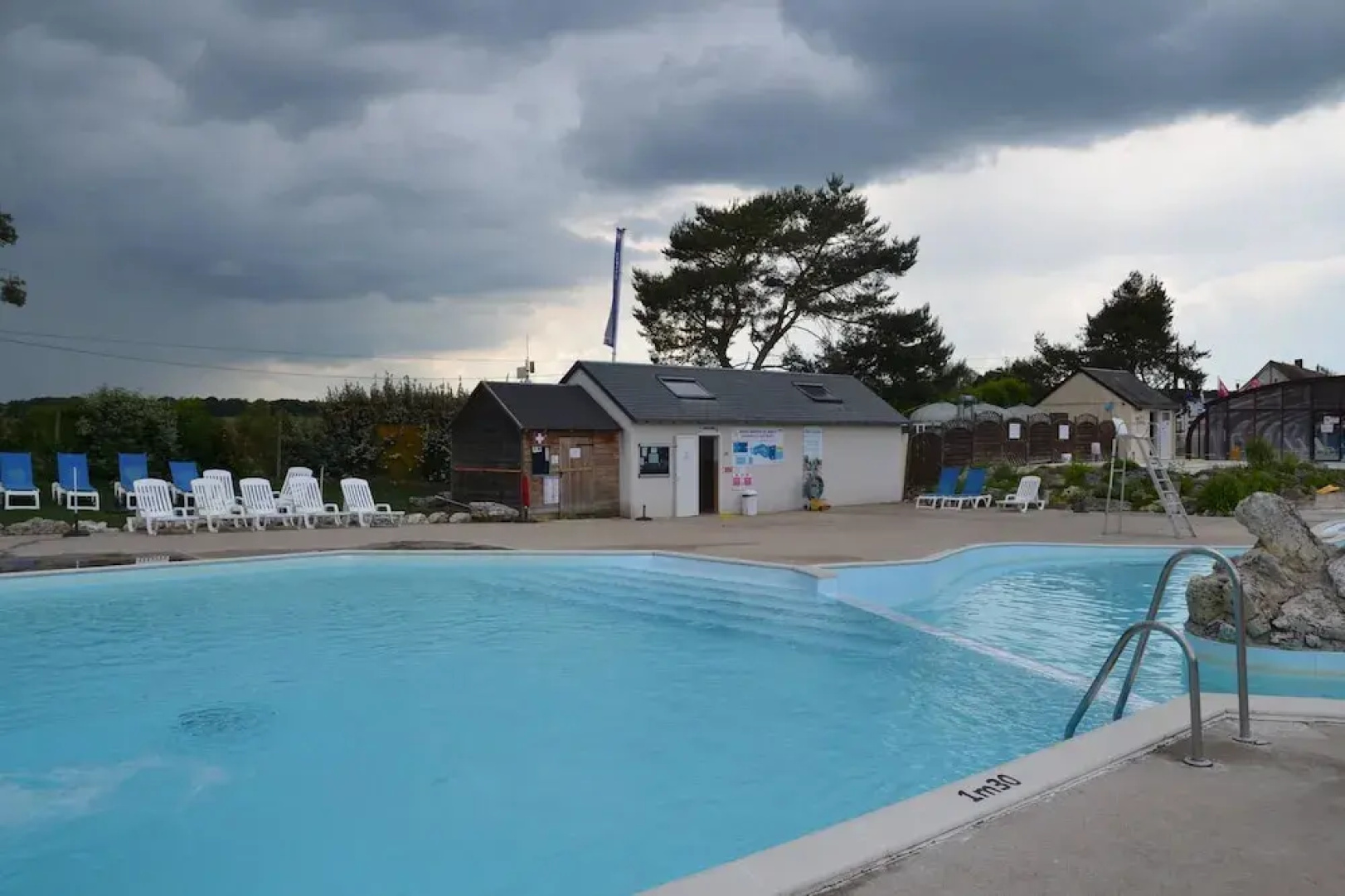 Bungalow With 2 Bedrooms in Onzain, With Terrace