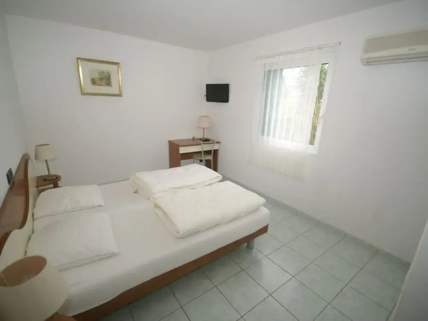 Spacious house, 100m from the beach, swimming pool.