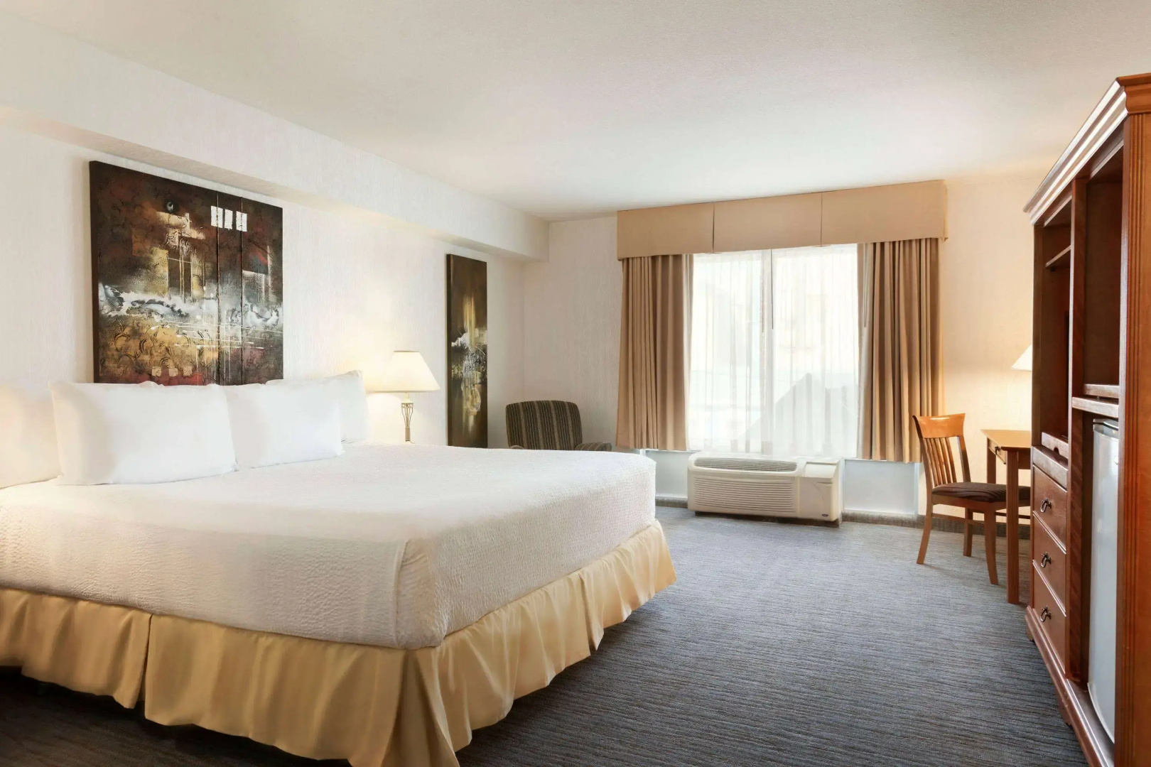 Days Inn & Suites by Wyndham Niagara Falls Centre St. By the Falls