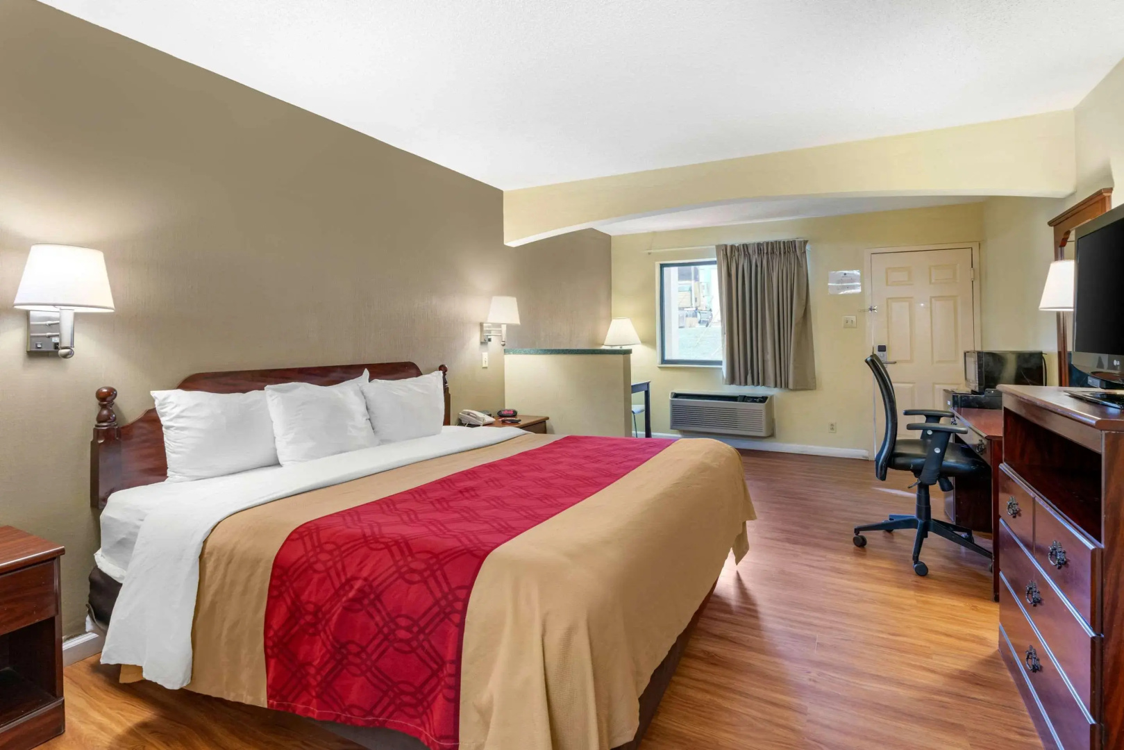 Econo Lodge Inn & Suites Southeast