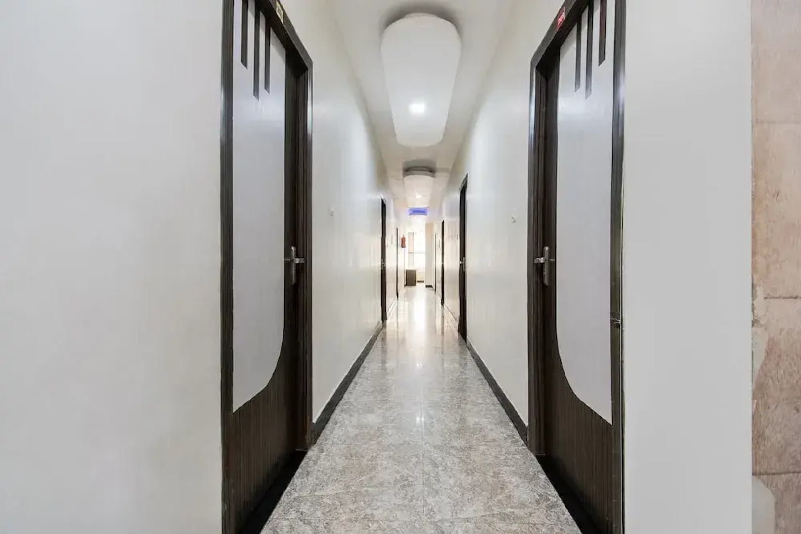 Oyo 44287 Hotel Aarav Plaza