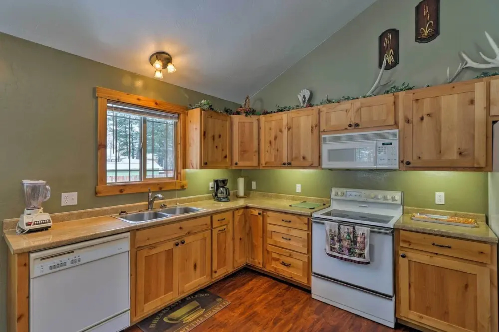 Hungry Horse Cabin: Deck, Fire Pit, Near Glacier!