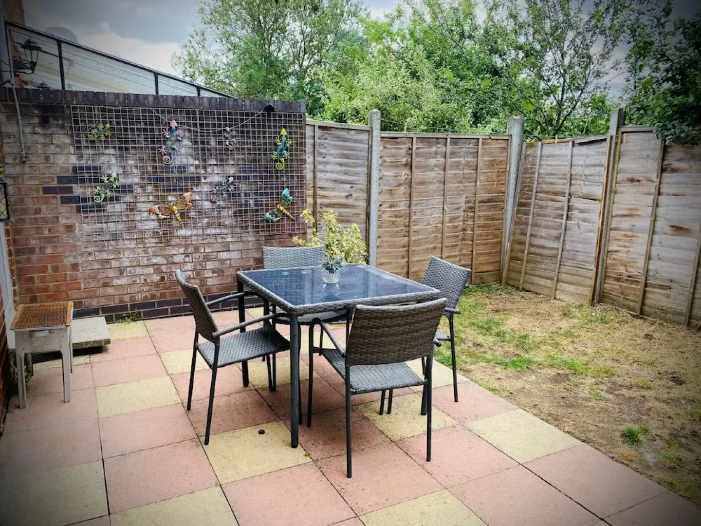 Modern-petfriendly-privategarden-family-20mintoldn