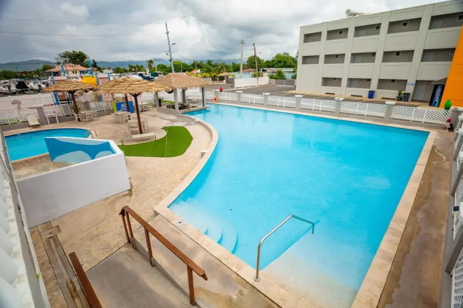 Full Moon Hotel & Restaurant