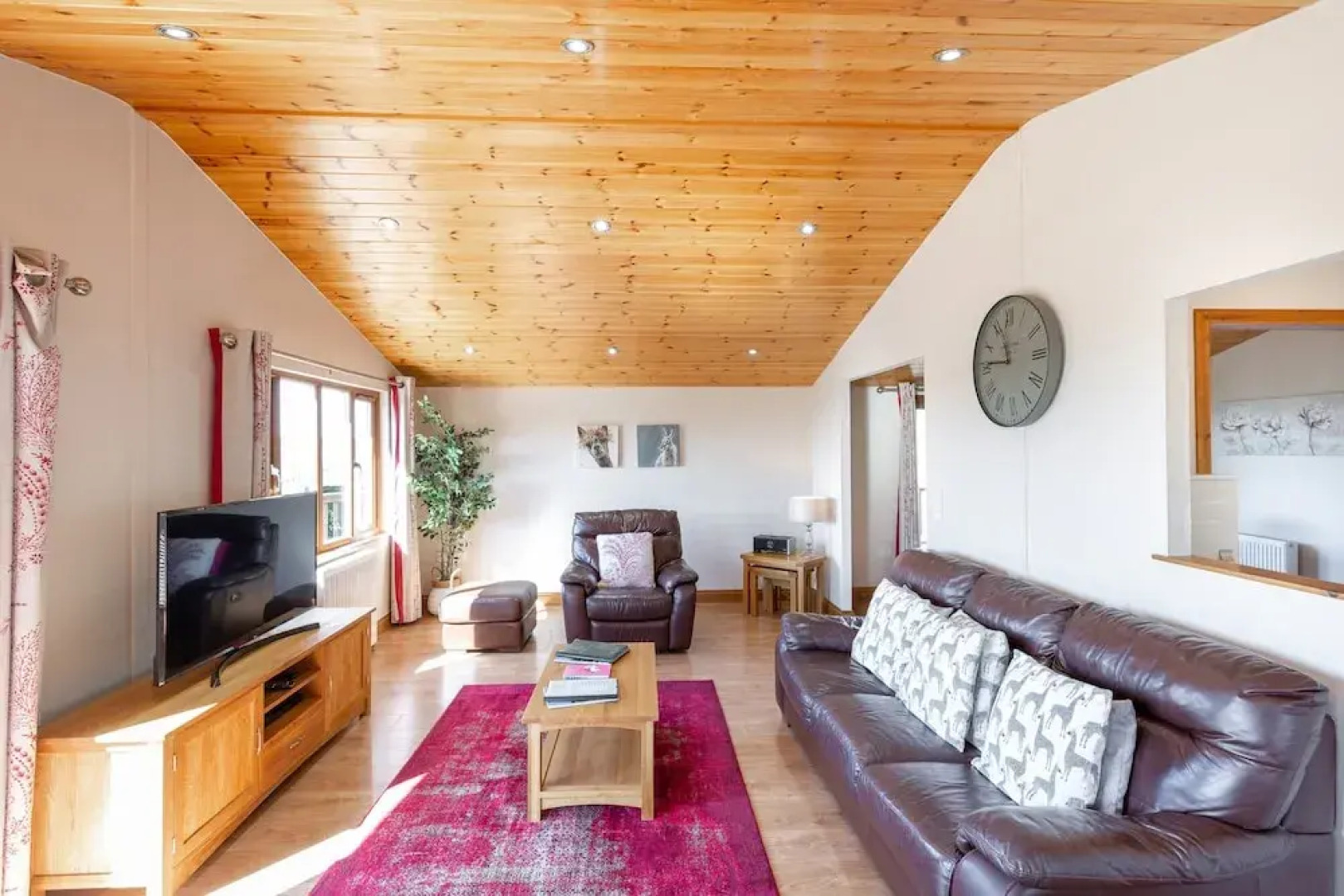 Woodpecker Lodge With Hot Tub Near Cupar, Fife