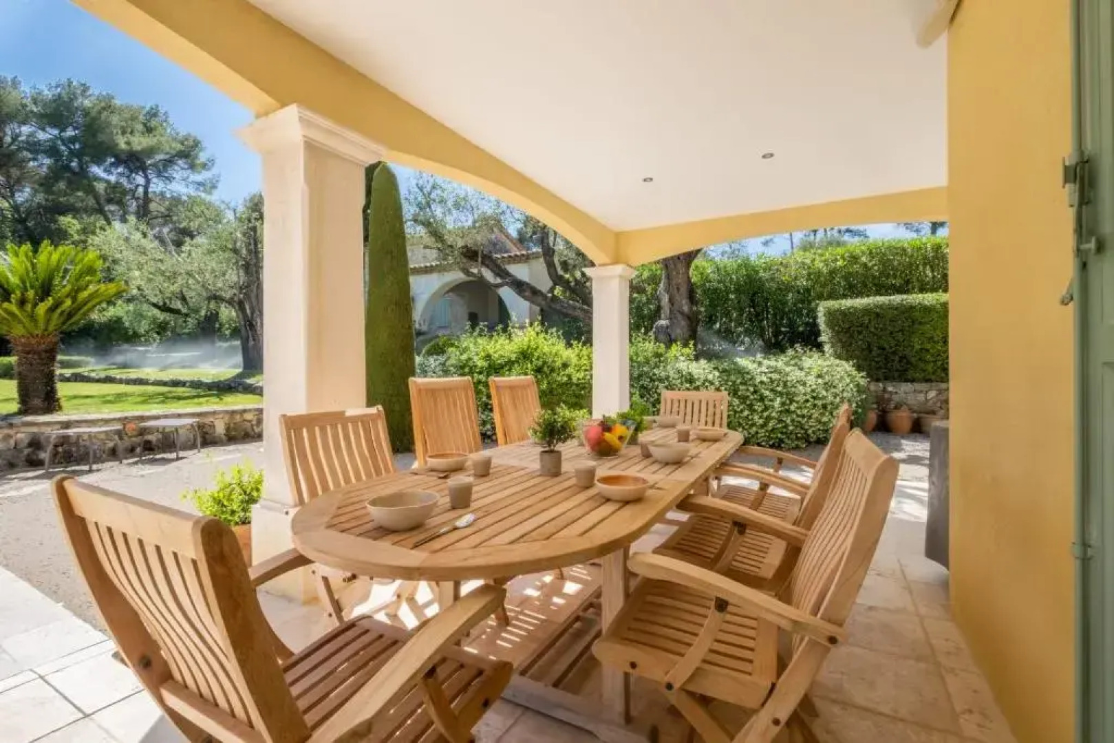 SERRENDY BIJOU de 280m2 au calme absolu avec piscine à débordement