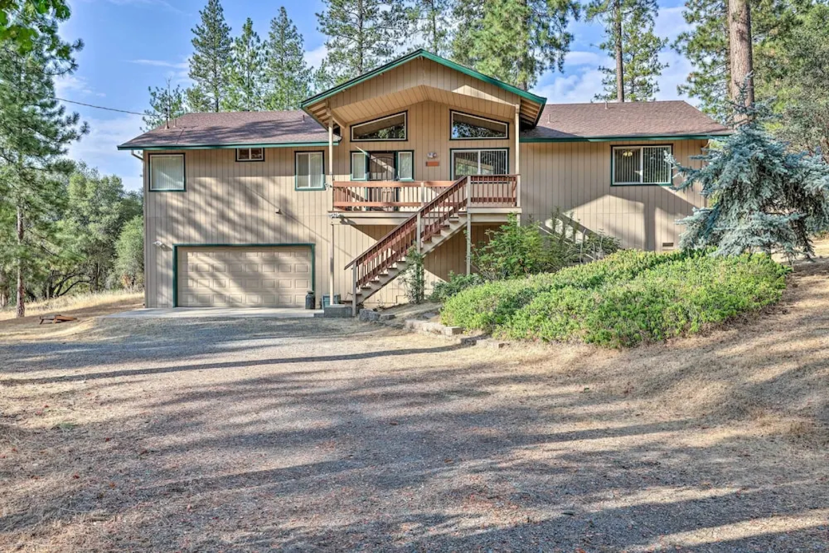 Woodsy Groveland Cabin w/ Deck < 3 Mi to Lake