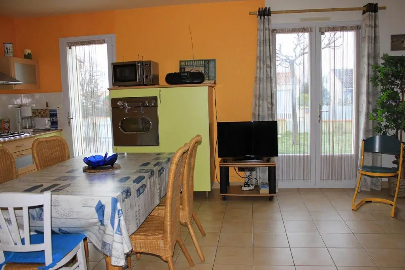 Une sympathique maison de vacances aux volets bleus