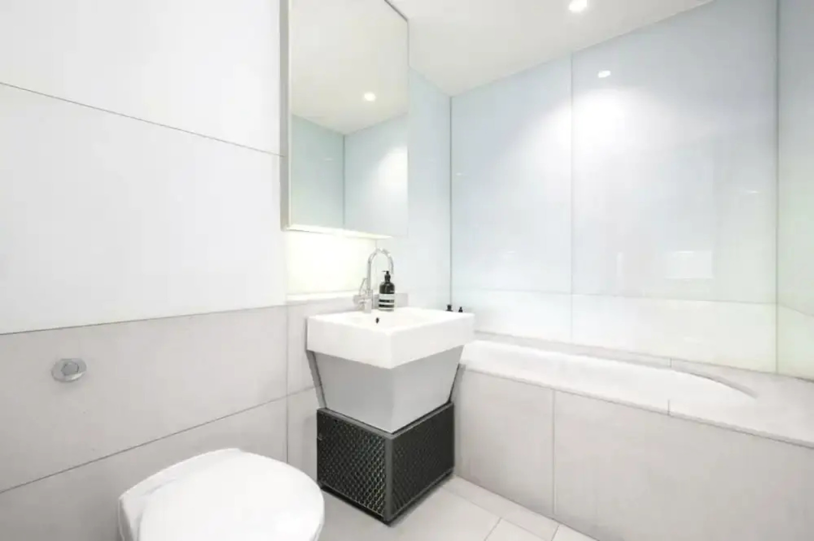 Sophisticated 2 Bedrooms by Spitafields