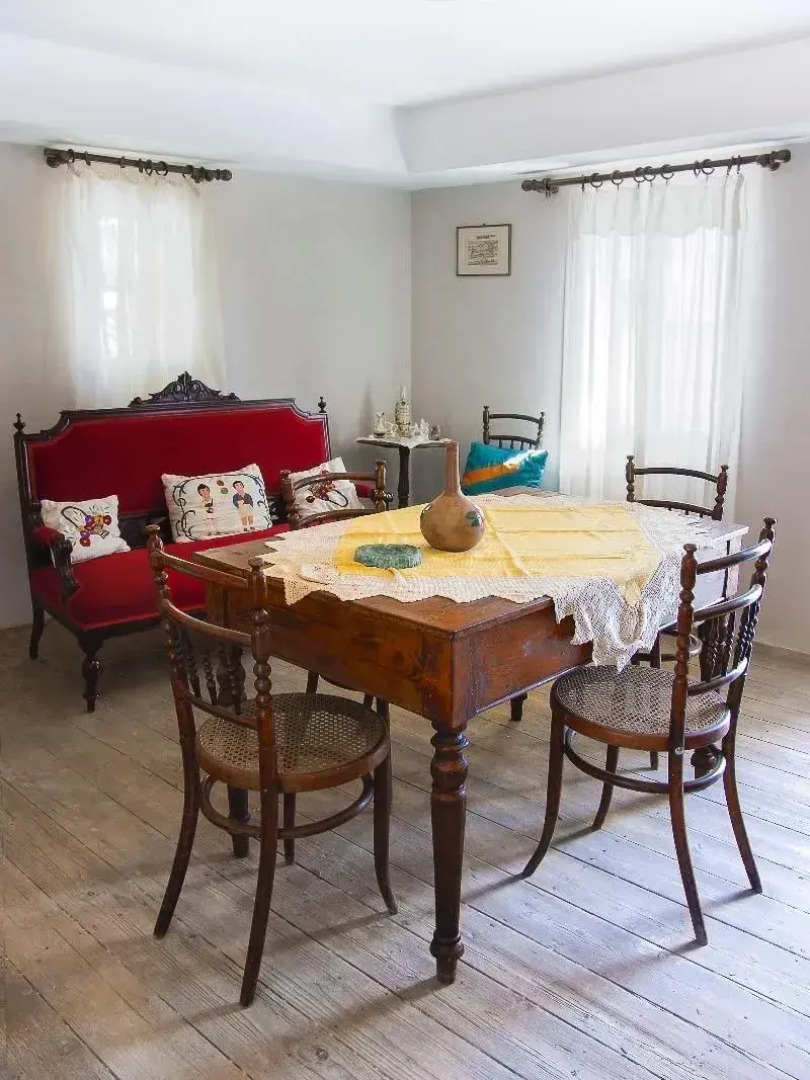 House 1910 by Zante Plaza