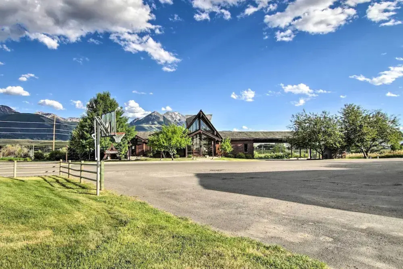 Montana's Emigrant Peaks Getaway: Apt w/ Mtn Views