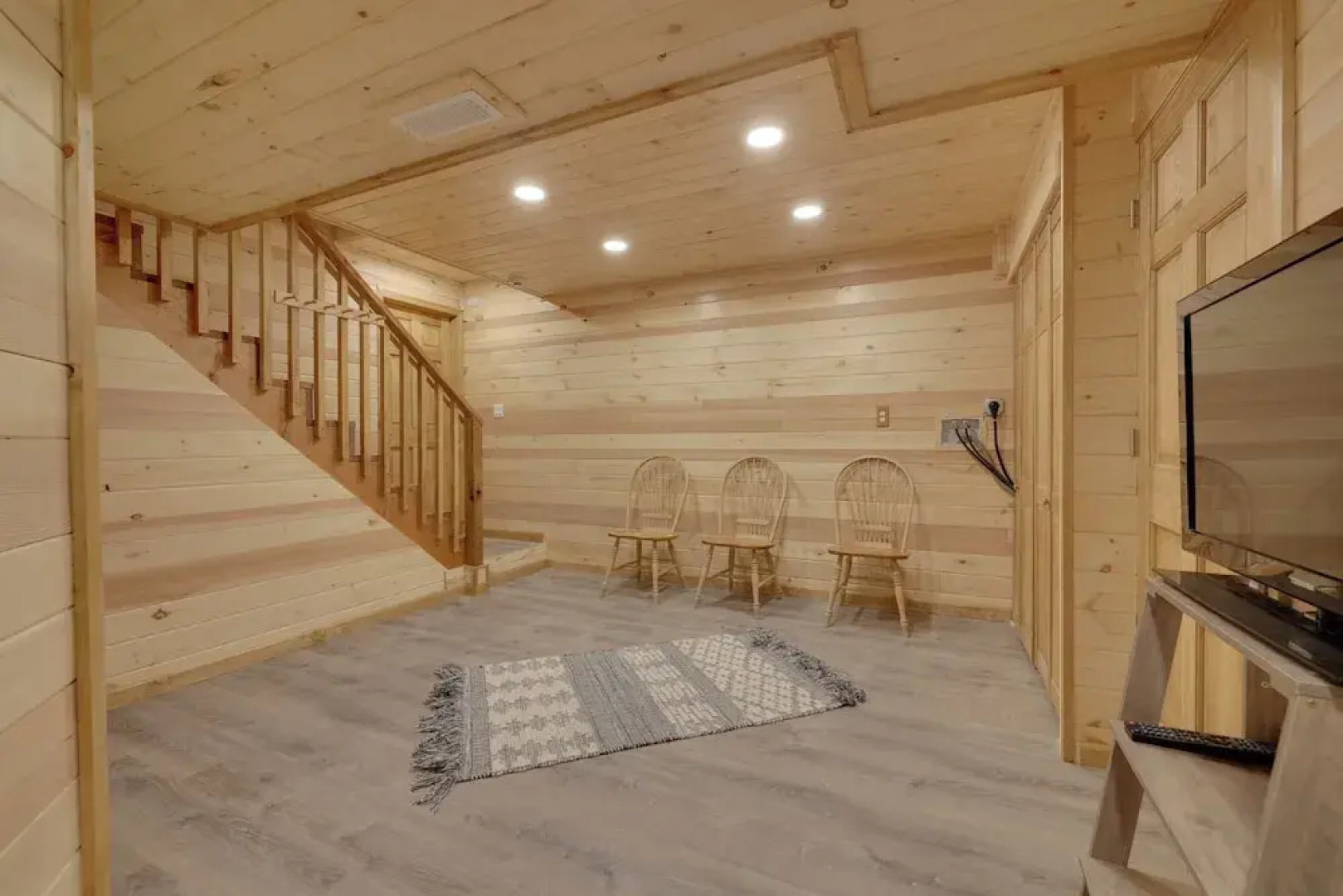 Large Deck + Resort Amenities: Lake Ariel Retreat