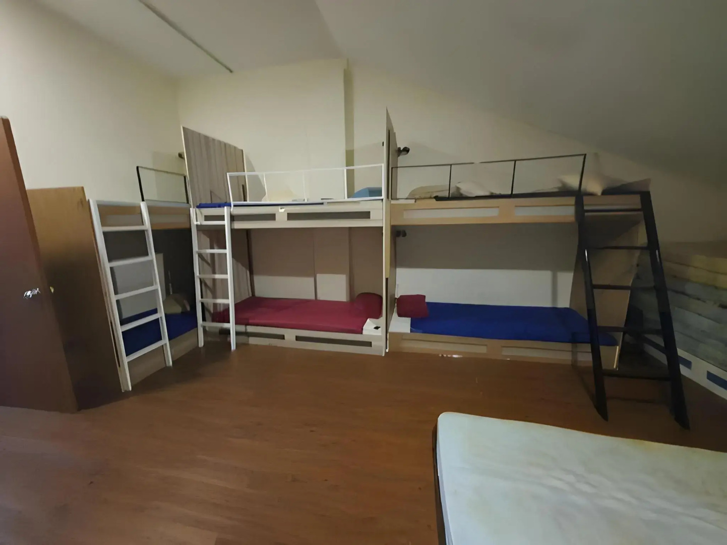 SPOT ON 90236 Zigzag Travellers Home - Hostel