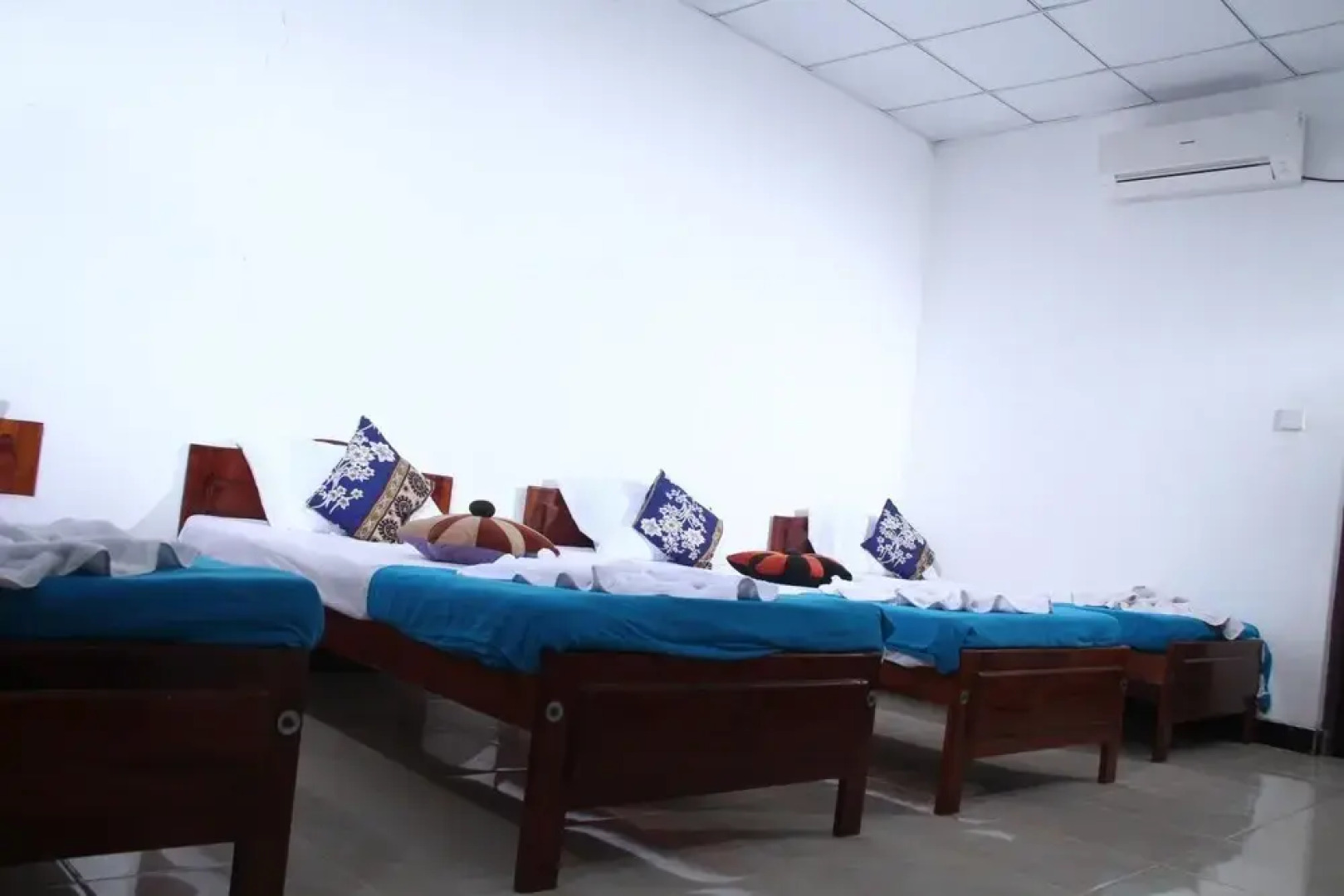 L.L.Tourist Inn & Safari jeeps