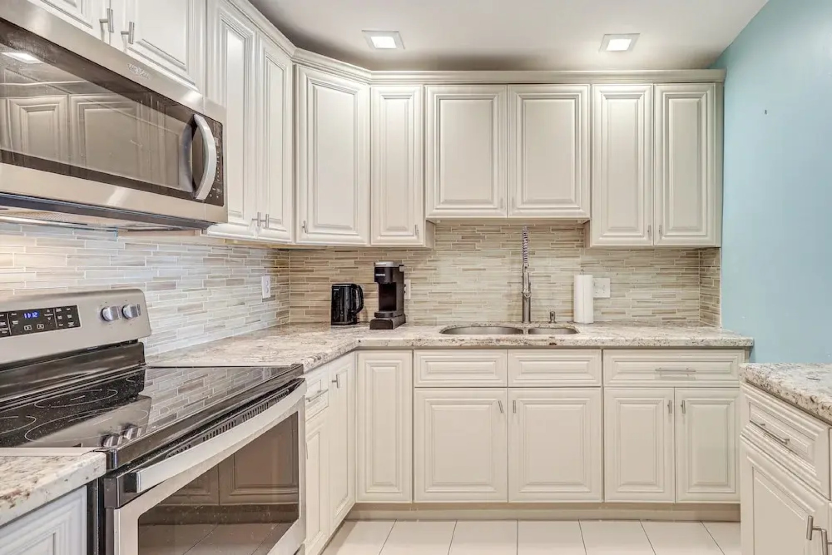 Hot Tub Haven: 4 Mi to Hard Rock Stadium!