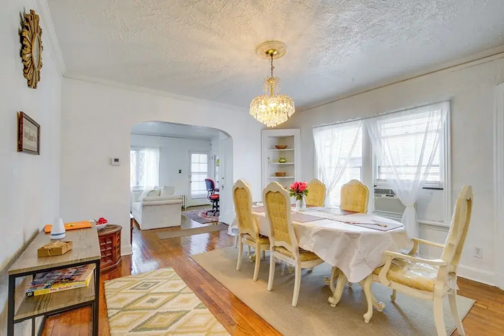 Trendy South Euclid Apt - 5 Mi to Cleveland Clinic