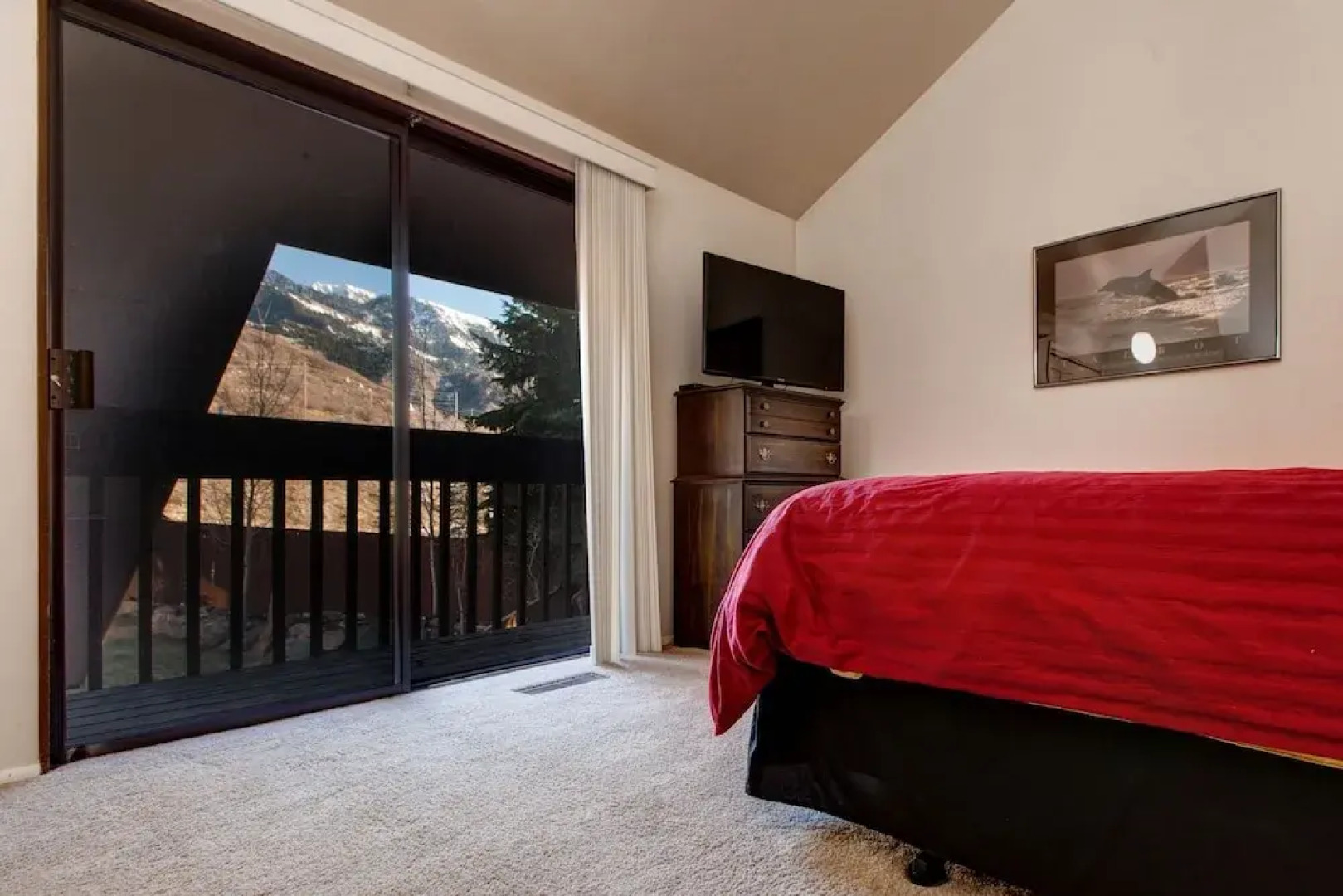 4BR 3BA Phenomenal Ski Retreat Perfectly Located by RedAwning