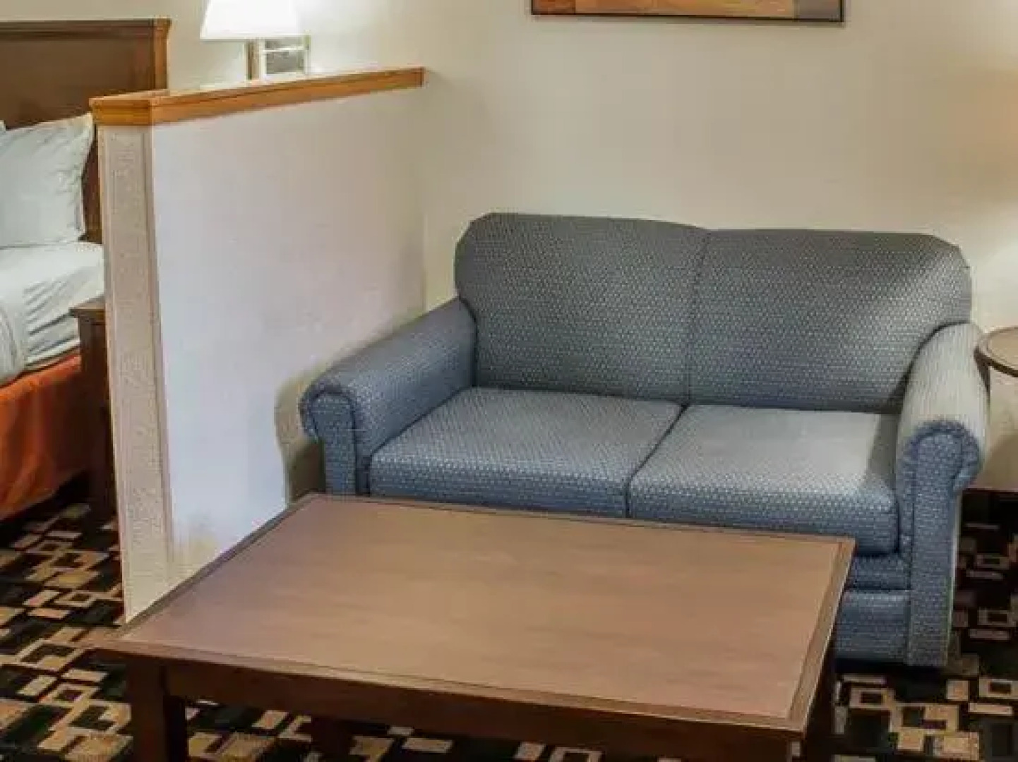 Econo Lodge Inn & Suites