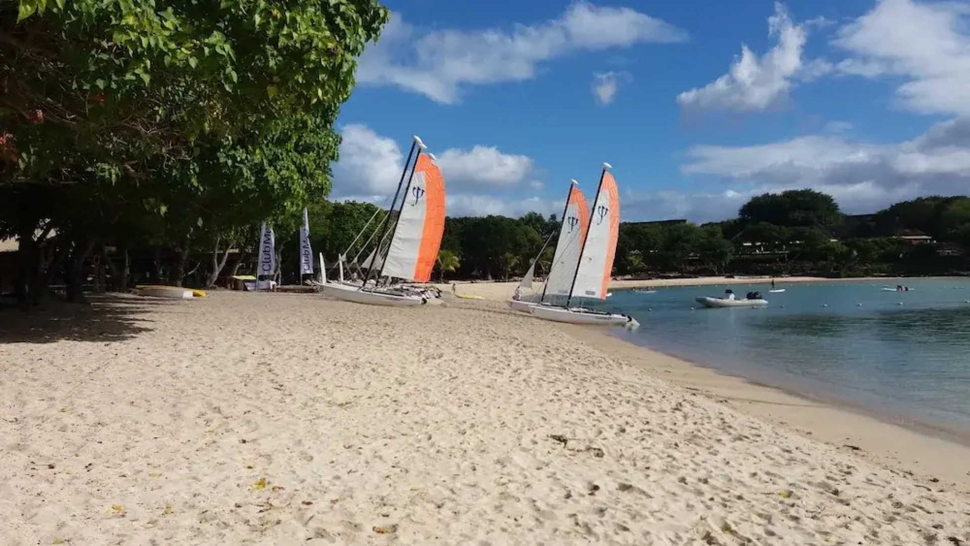 Sunny Private First Floor 1-br Beach Apartment With Spacious Balcony, Pool, Wifi