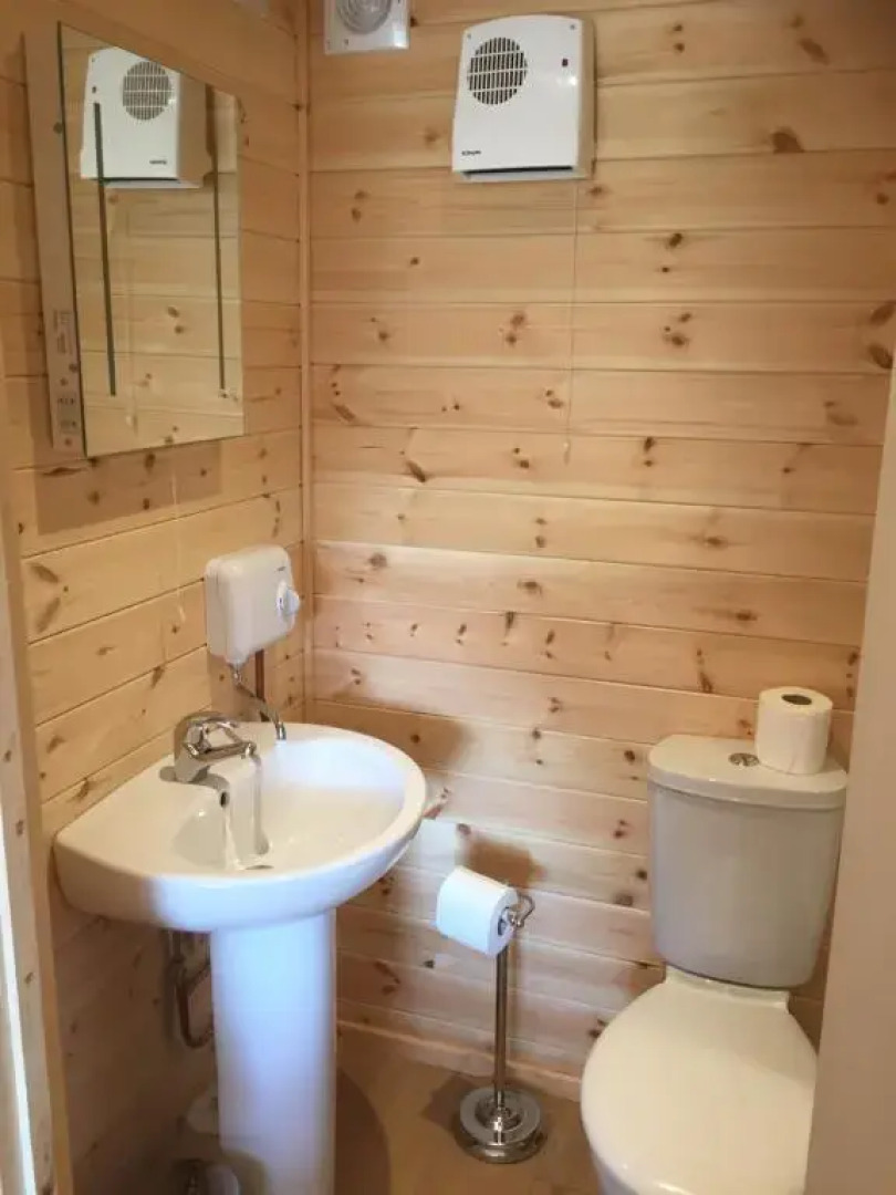 Romantic Getaway Luxury Wooden Cabin with Private Hot Tub And Bbq