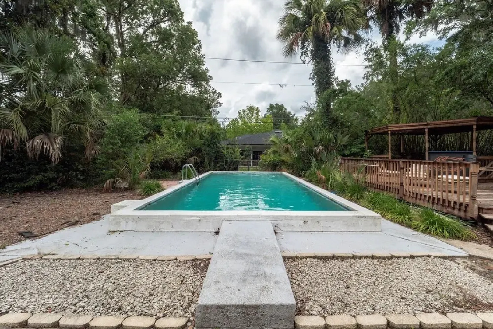 Gainesville 1 Bedroom Apts with Pool, Walk to UF Campus by RedAwning