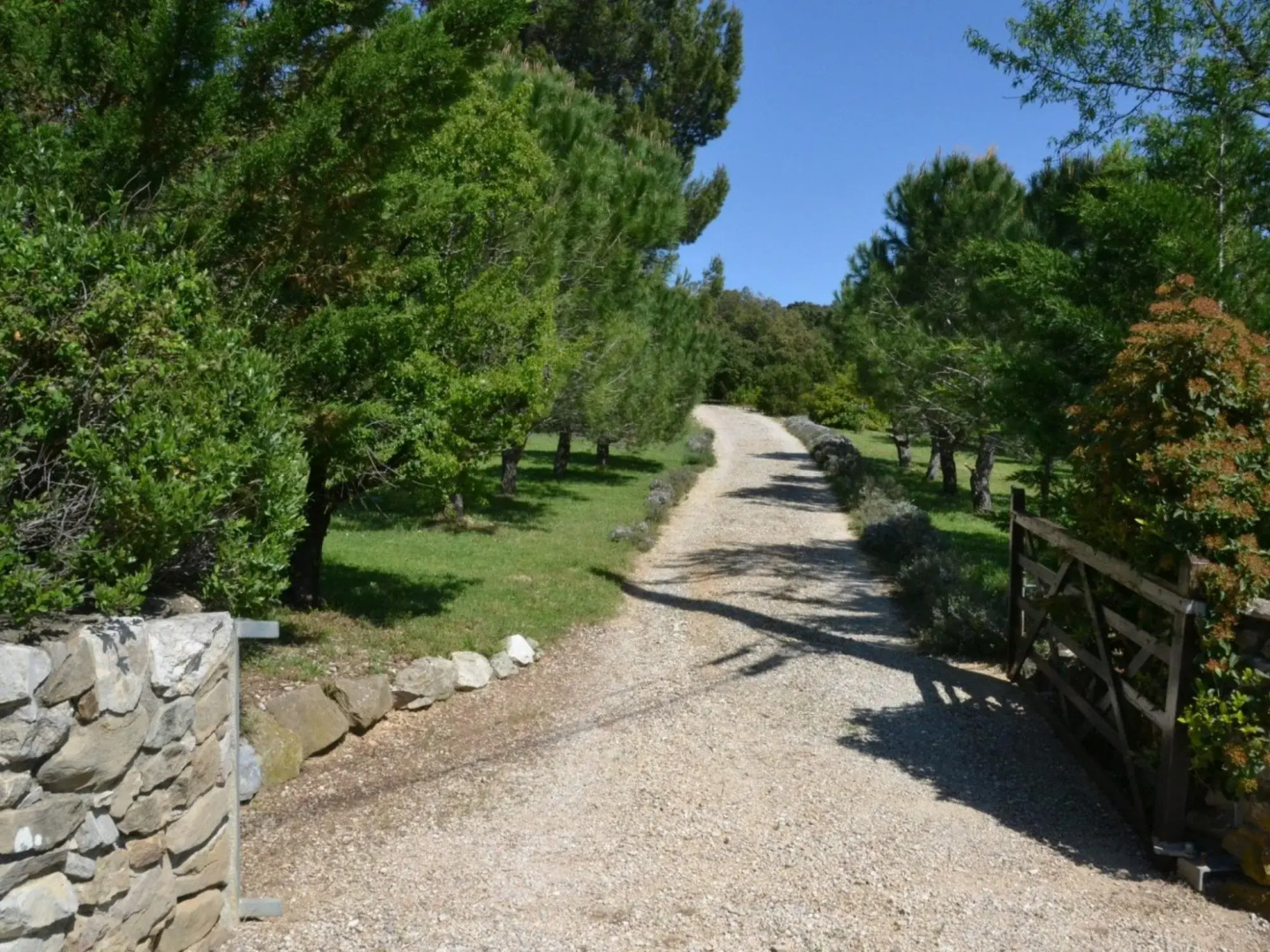 Lovely villa in Cesseras with private swimming pool