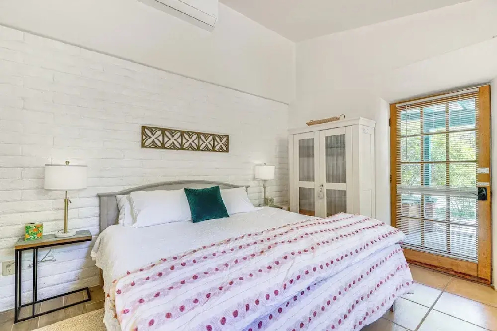 Casa Paloma Studio: Artsy & Airy w/ Hot Tub Access